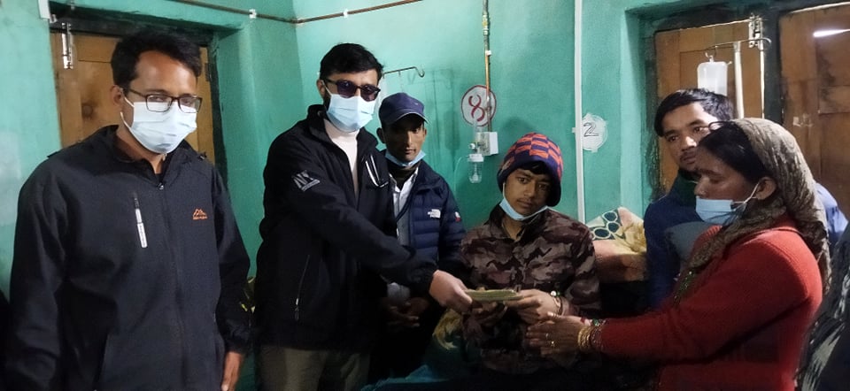 जिल्ला अस्पतालका स्वास्थ्यकर्मीले दिए विरामीलाई उपचार खर्च