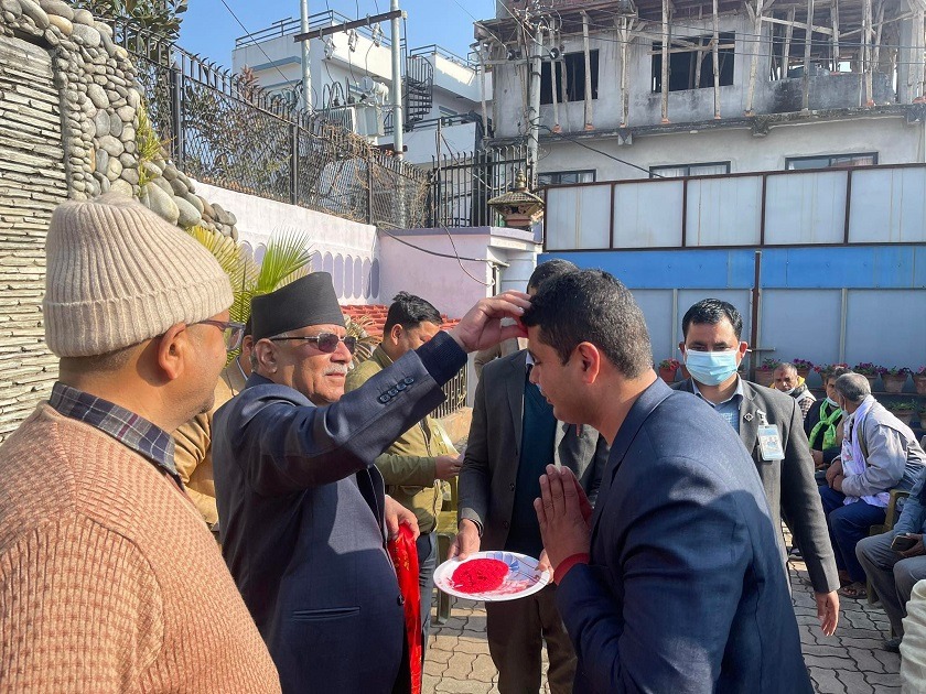 काँग्रेस–एमालेका कार्यकर्तालाई प्रचण्डको खादा र अबिर