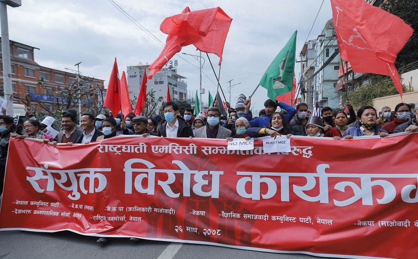 एमसीसीविरुद्ध ८ दलीय मोर्चाले देशभर प्रदर्शन गर्दै