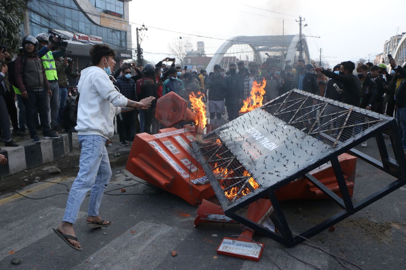 एमसीसीविरुद्धको प्रदर्शन अझै नियन्त्रणमा आएन