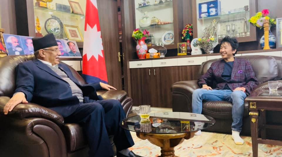 प्रचण्ड कलाकारहरुसँगको भेटवार्तामा व्यस्त