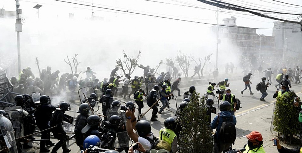 नयाँ बानेश्वरमा प्रदर्शनकारी र प्रहरीबीच झडप