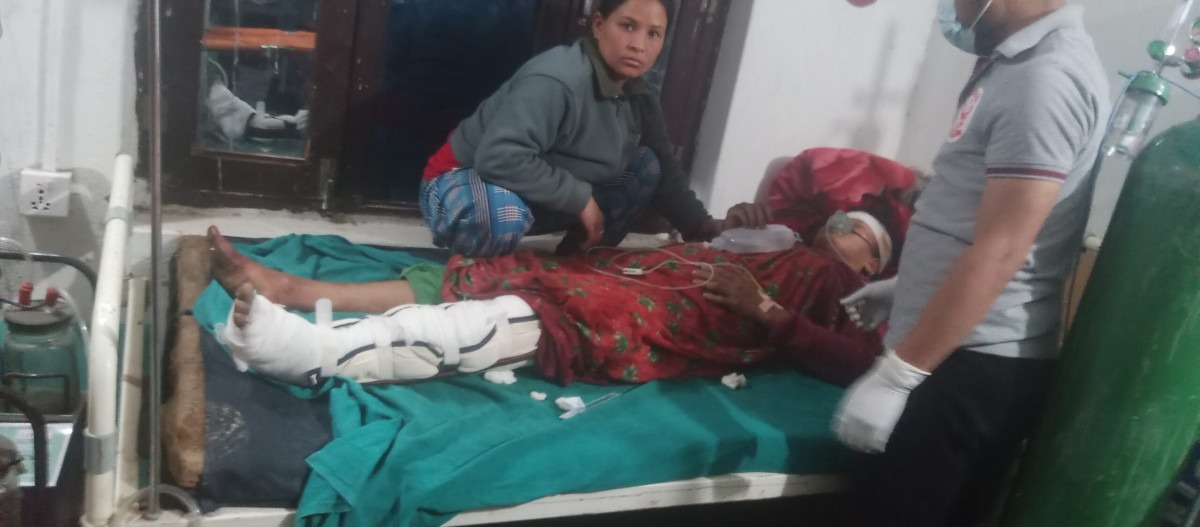 बाजुरामा ट्याक्टरकाे ठक्कर बाट एक महिला गम्भिर घाइते