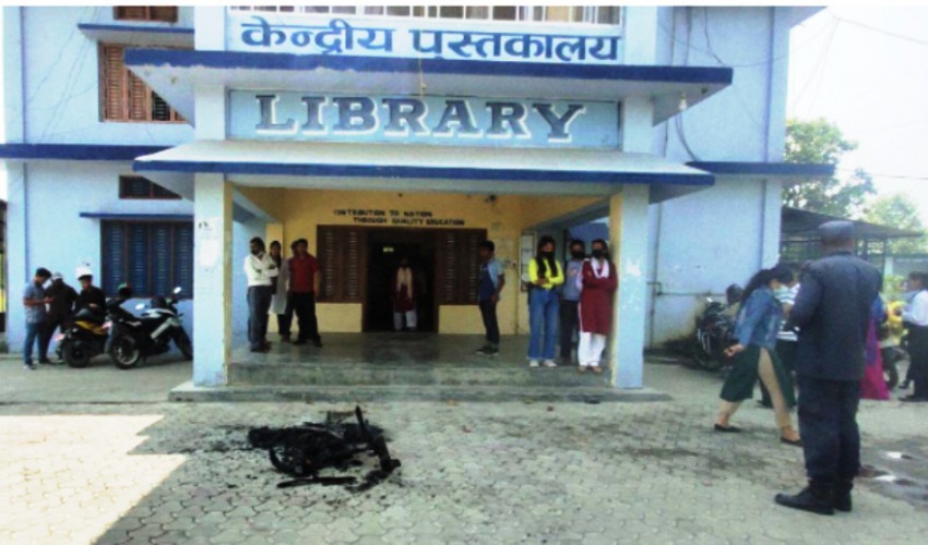 सुदूरपश्चिम विश्वविद्यालयमा प्रिन्सीपलको कुर्सी जलाइयो