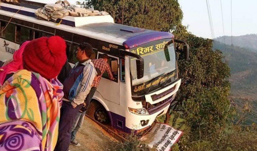 डडेल्धुरामा ठुलो दुर्घटनाबाट जोगियो बस, दर्जनौ यात्रु सकुशल