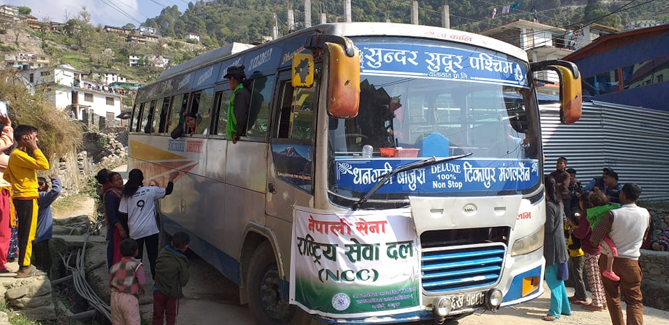 बाजुराबाट एनसीसी तालिमका क्याडेट्सहरू कोहलपुर जाँदै  ( फाेटाे फिचर )