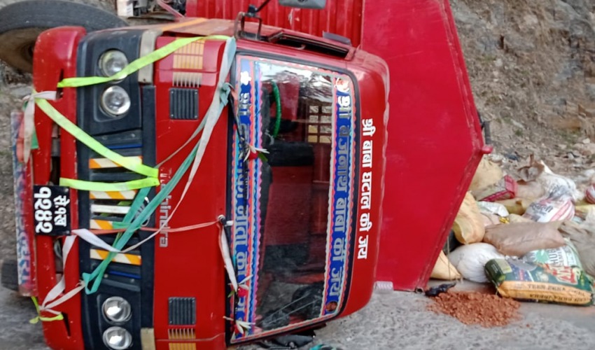 मिनी ट्रक दुर्घटना : एक जनाको मृत्यु, ६ घाइते