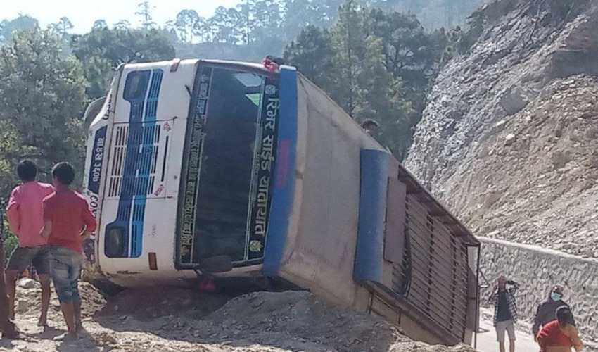 डोटीमा बस पल्टियो