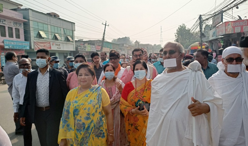 धनगढी पुगेर प्रधानमन्त्री पत्नी आरजु शान्ति पद यात्रा गर्दै