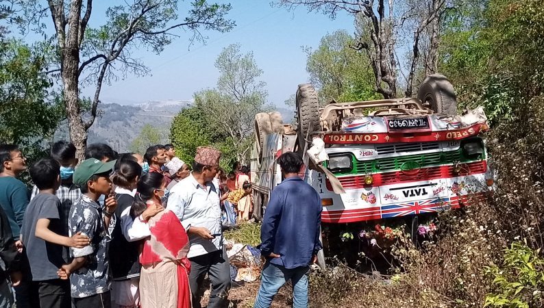 प्युठानमा बस दुर्घटनामा एक बालकको मुत्यु, २२ घाइते