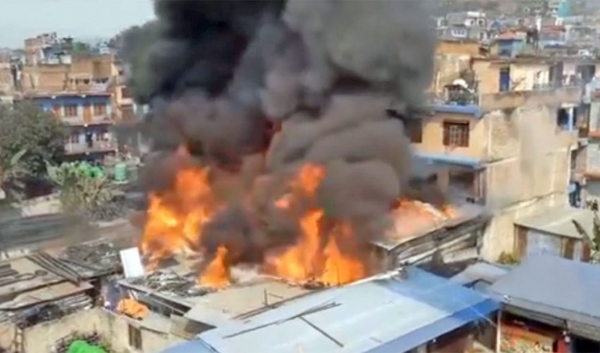 दमौलीमा भीषण आगलागी, नियन्त्रणका लागि हेलिकोप्टर प्रयोग गरिँदै