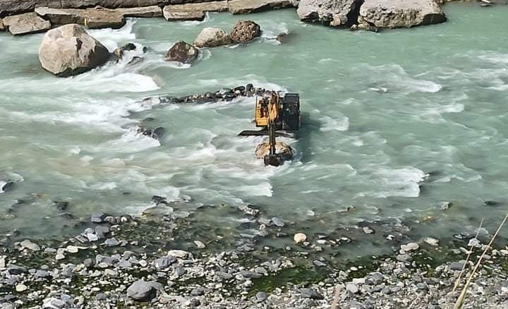 सशस्त्रले खोस्यो भारतीय स्काभेटरको चाबी