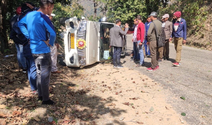 जन्ती बोकेको जिप गोदावरी मोडको नालीमा पसेपछि…
