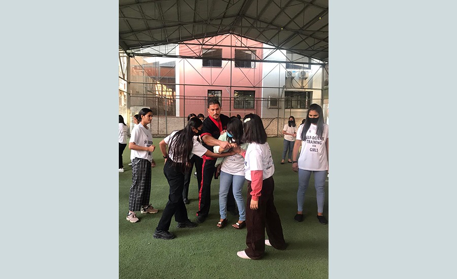 हलिउड अभिनेताले किशोरीलाई सिकाए आत्मरक्षा कौशल