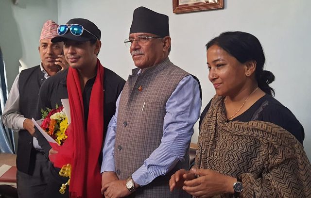 प्रचण्डसँग कीर्तिमानी आरोही पुर्जाको भेट