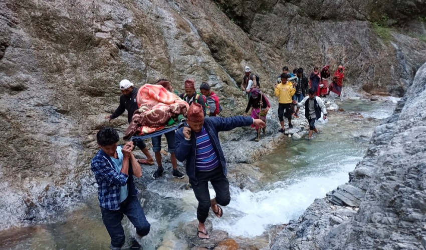 बाजुराको दुःख : स्वास्थ्य संस्थाका भवन हेर्दै, बुटी चपाउँदै