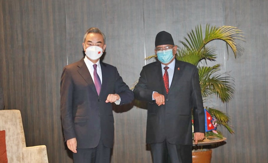 माओवादी अध्यक्ष प्रचण्ड र चिनियाँ विदेशमन्त्री यीबीच भेटवार्ता