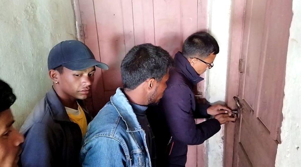 बडीमालिका ९ को वडा कार्यालयमा स्थानीयद्धारा ताला