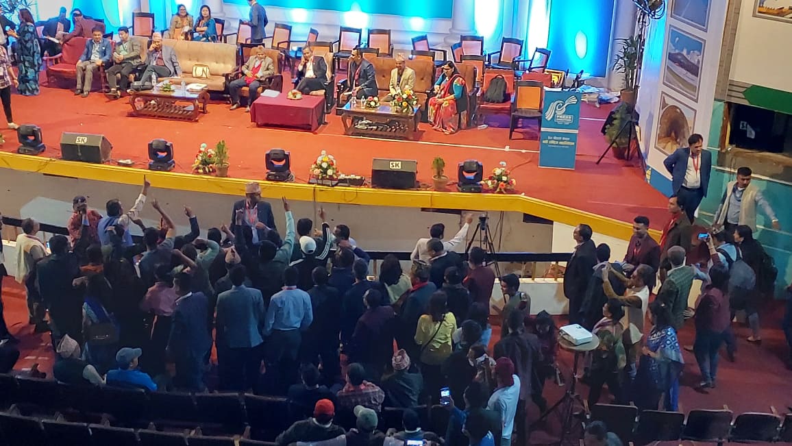 प्रेस चौतारीमा विवाद, हलमै नाराबाजी