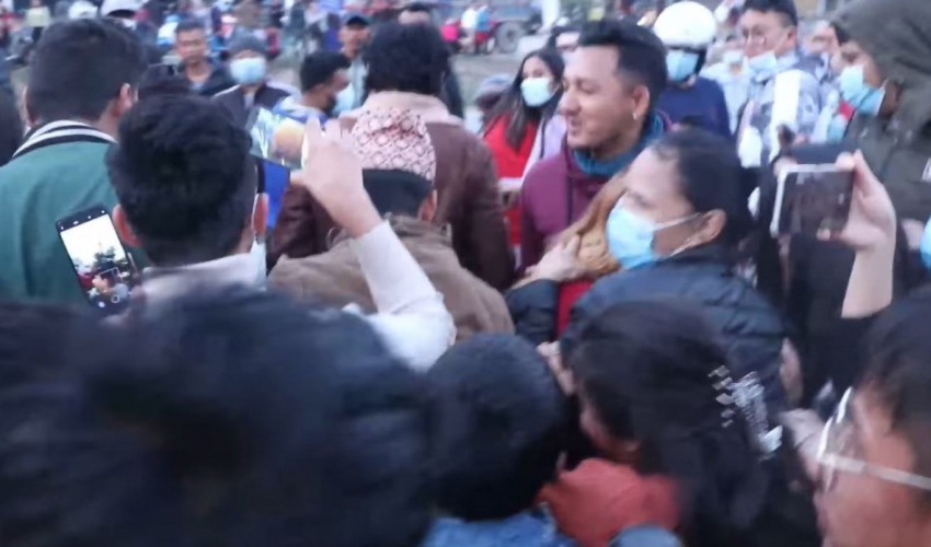 पल शाह प्रकरणः दमौलीमा युट्युबरको भीड, प्रहरी हैरान