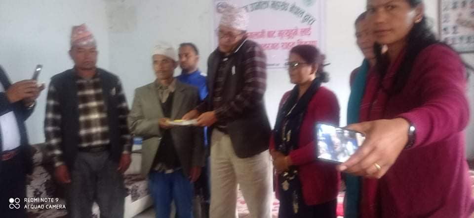 आगलागीबाट मृत्यु भएकी खड्काको परिवारलाई आर्थिक सहयोग