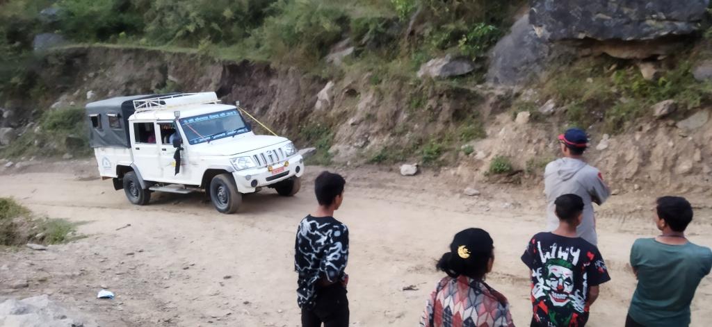 अम्कोटका स्थानीयले गरे साँफे-मार्तडी सडक अवरुद्ध