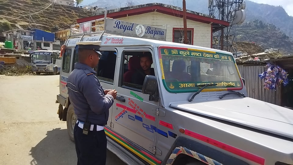 बाजुरामा सवारी साधान कारवाहीबाट ७ लाख बढी राजस्व सङ्कलन