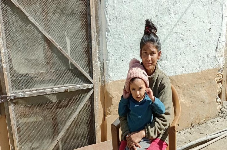 आर्थिक अभाबमा मुटुको रोग पाल्दै २२ बर्षिय मिना