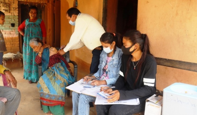 कञ्चनपुरमा घरदैलोमै कोरोना खोप दिइँदै