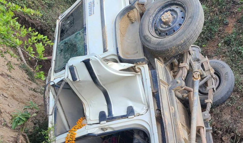 गाउँपालिकाका कर्मचारीले मापसे गरी जीप चलाउँदा भयो दुर्घटना