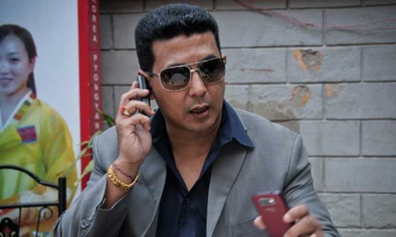 मन्त्री दीपक मनाङेले कुटे कर्मचारी