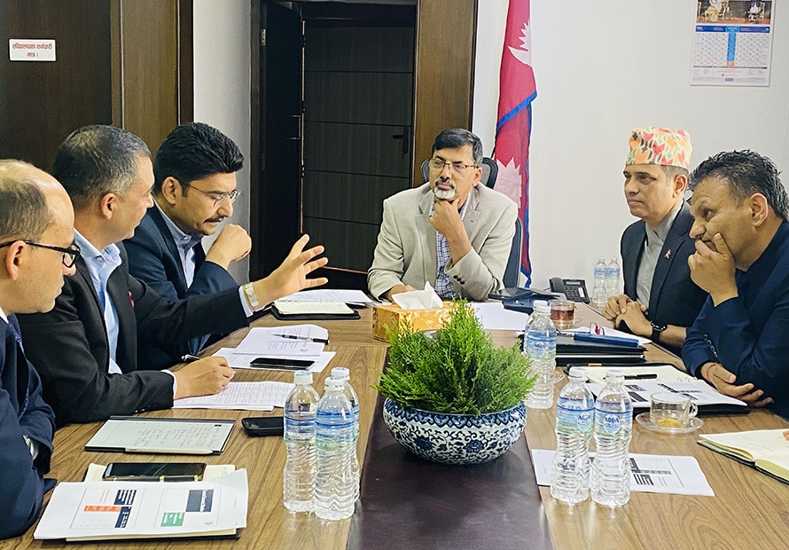 केही मान्छे अर्थव्यवस्थालाई राजनीतिकरण गर्दैछन् : अर्थमन्त्री