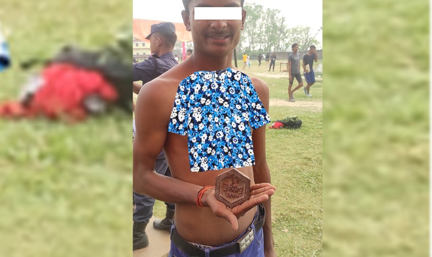 म्यादी प्रहरीको भर्ना छनौटमा जिन्स पाइन्टमा एक किलोको ढक राख्ने युवक प्रहरी नियन्त्रणमा