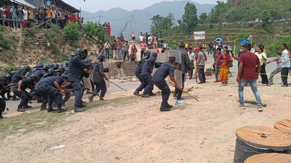 प्रहरी र स्थानीयबीच झडप, ११ प्रहरी घाइते