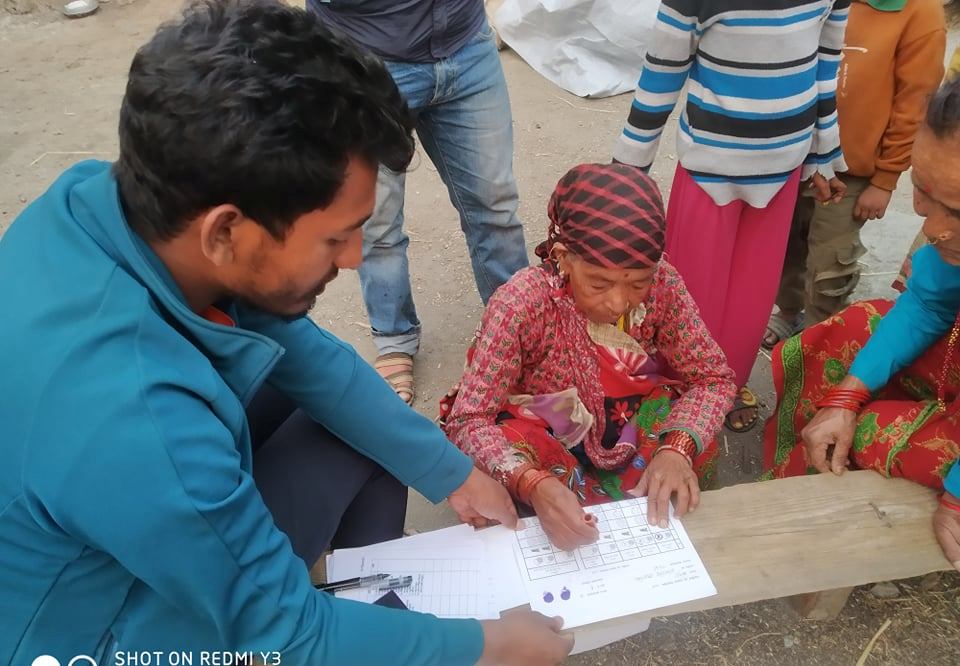 बाजुरामा दलित समुदायलाई नमुना मतदान सम्बन्धि शिक्षा दिईदै