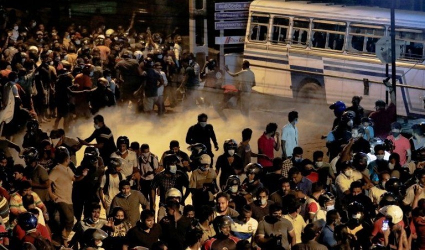 मध्यराति राष्ट्रपतिको घरमा जुलुस, देशमा हाहाकार