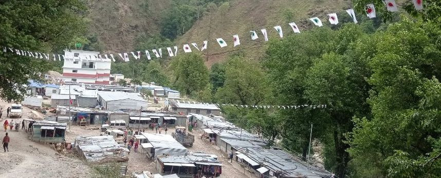 गौमुल निवार्चन कार्यालय परिसरमै नेकपा एमालेका झण्डा