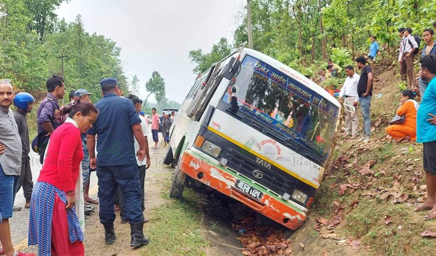 गुडिरहेको बस नालीमा खस्यो, ४ जना घाइते