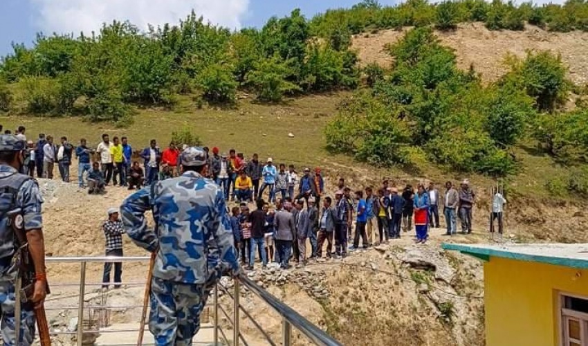 बझाङको छविस पाथिभेरामा एमालेको नाराबाजी, पुनः मतदानको माग