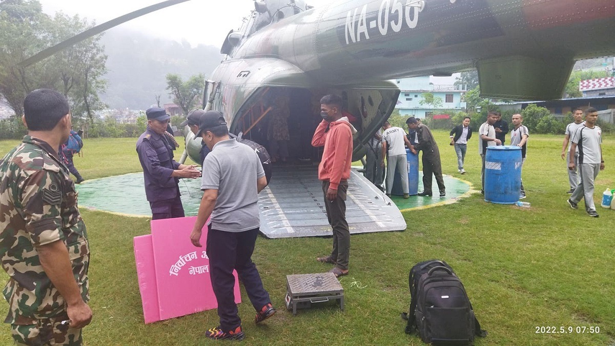 छाङ्गरु र तिंकरमा हेलिकप्टरमार्फत निर्वाचन सामग्री र कर्मचारी पठाइयो