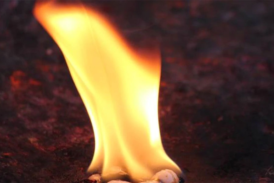 कलियुगका राम ! पत्नीको अग्नि परीक्षा लिन हत्केलामा कपूर जलाए !