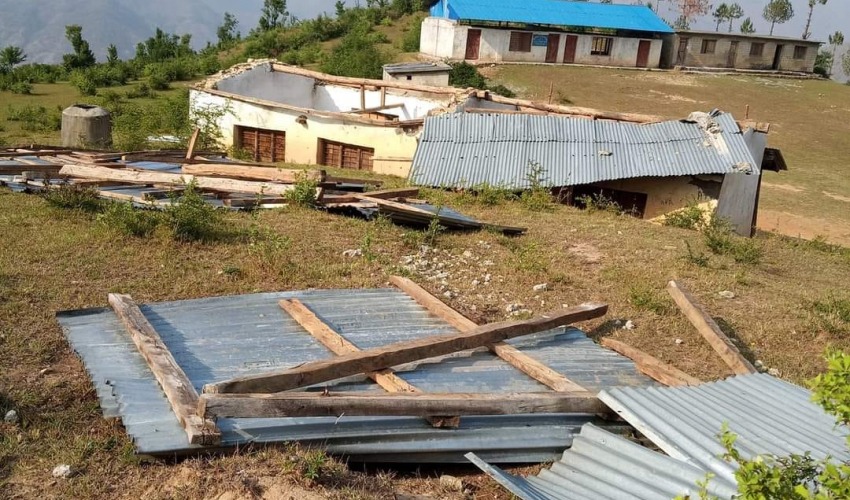 हावाहुरीले स्कुलको छानो उडायो