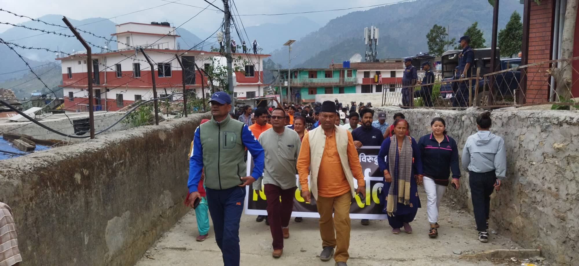 बुढीगंगाकाे मतगणना सूरू गर्न माग गर्दै नेकपा एमालेद्वारा बाजुरामा विराेध प्रदर्शन