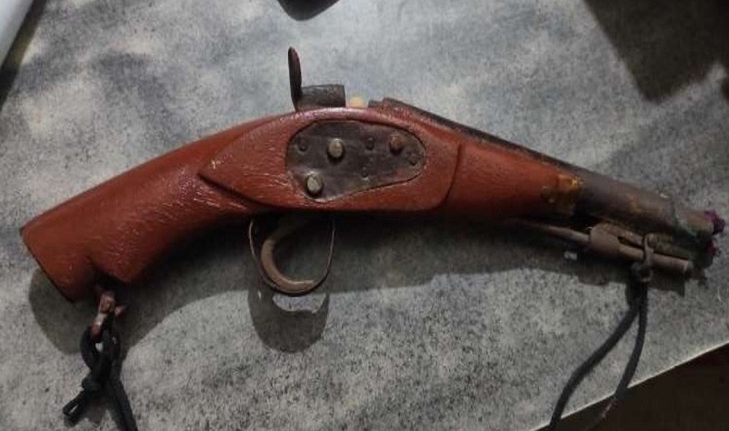 घरेलु पेस्तोलसहित ३ जना पक्राउ