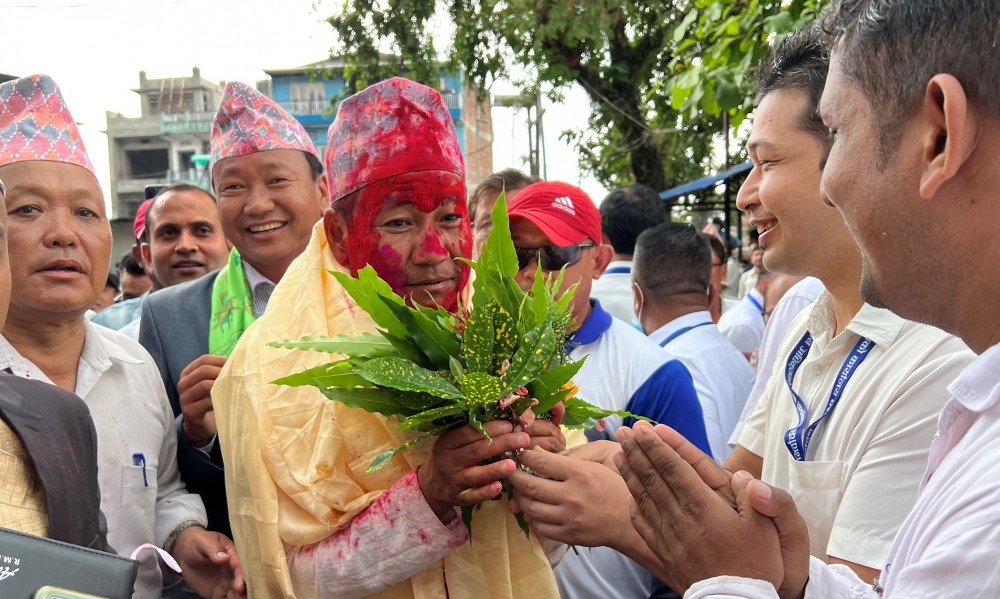 हर्क साम्पाङमाथि पहिले लाठीचार्ज, अहिले फूल र अबिरको वर्षा