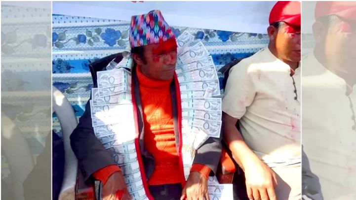 प्रतिस्पर्धीलाई एक लाख रुपैयाँको नोटको माला लाउँदै उम्मेदवारी फिर्ता