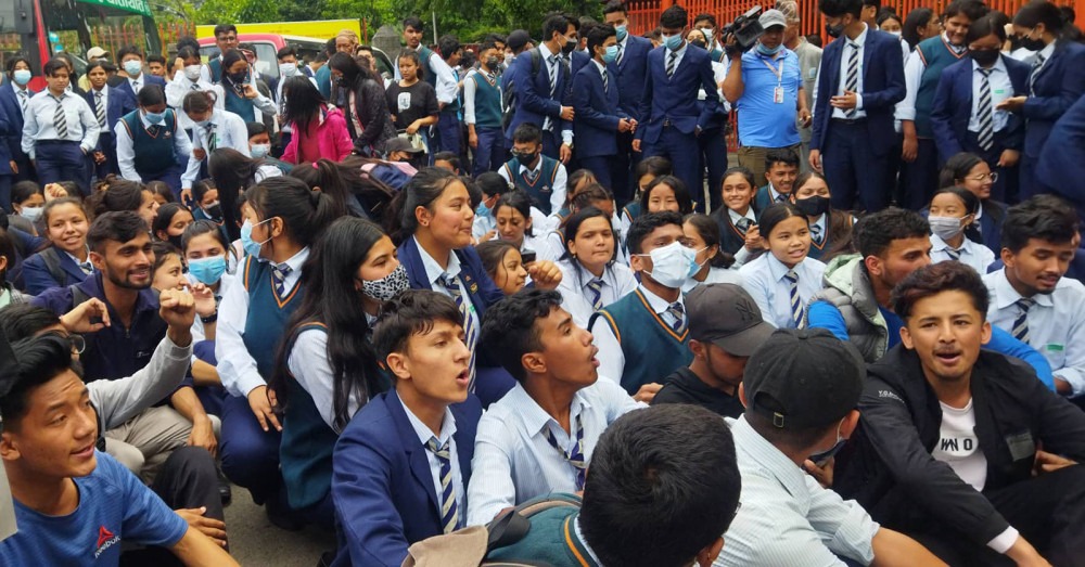शिक्षकले यौन दुर्व्यवहार गरेको भन्दै सेन्ट लरेन्स कलेजका विद्यार्थी आन्दोलित