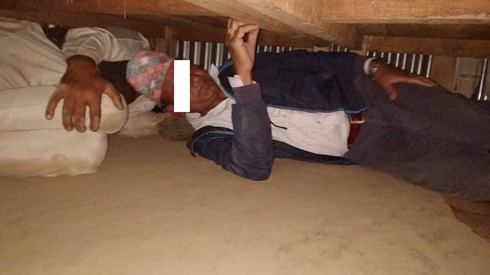 तेह्रथुममा वडाध्यक्षका उम्मेदवार खाटमुनी लुकेको अवस्थामा पक्राउ !