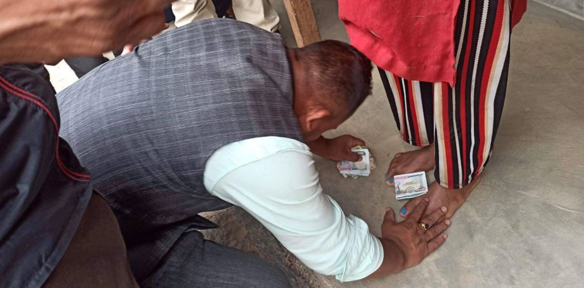 पाउमा हजारका नोट चढाउँदै भोट माग्दै !