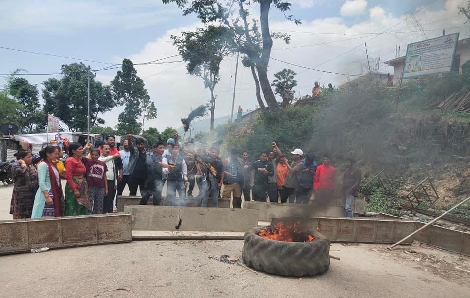 बुढीगंगामा पुनः मतदान गर्ने निर्वाचन आयोगको निणर्यपछि एमालेका कार्यकर्ता आर्कोसित